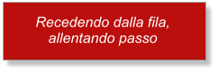 Recedendo dalla fila, allentando passo